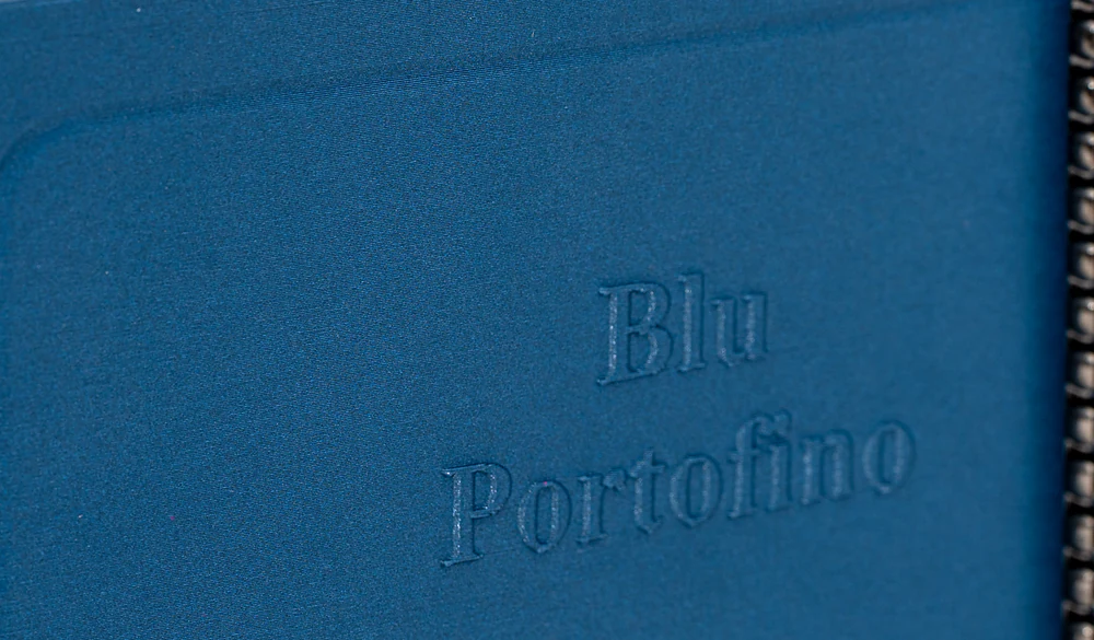 Primo piano della scocca blu petrolio: le lettere «Blu Portofino» sporgono dalla superficie stampata a strati.