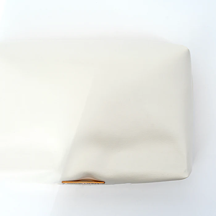 Pochette in ecopelle bianco panna, sfilata dalla scocca.