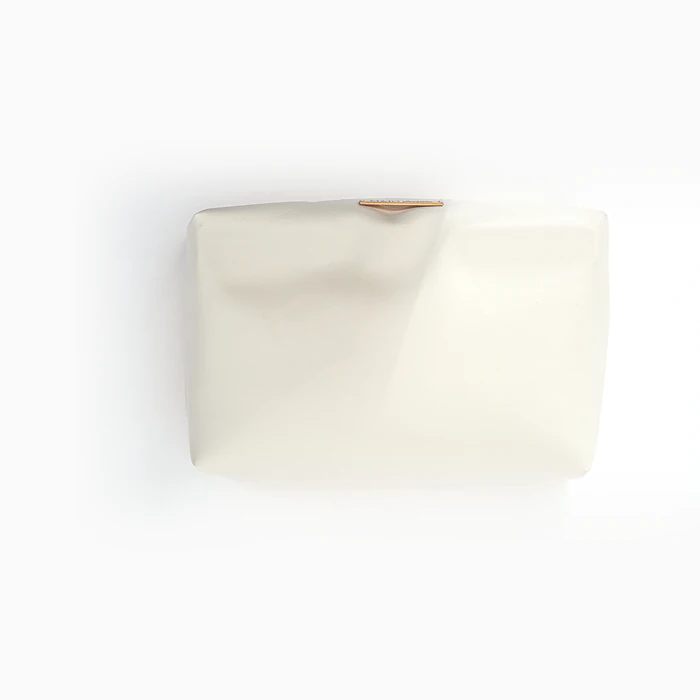 Pochette in ecopelle bianco panna, sfilata dalla scocca.