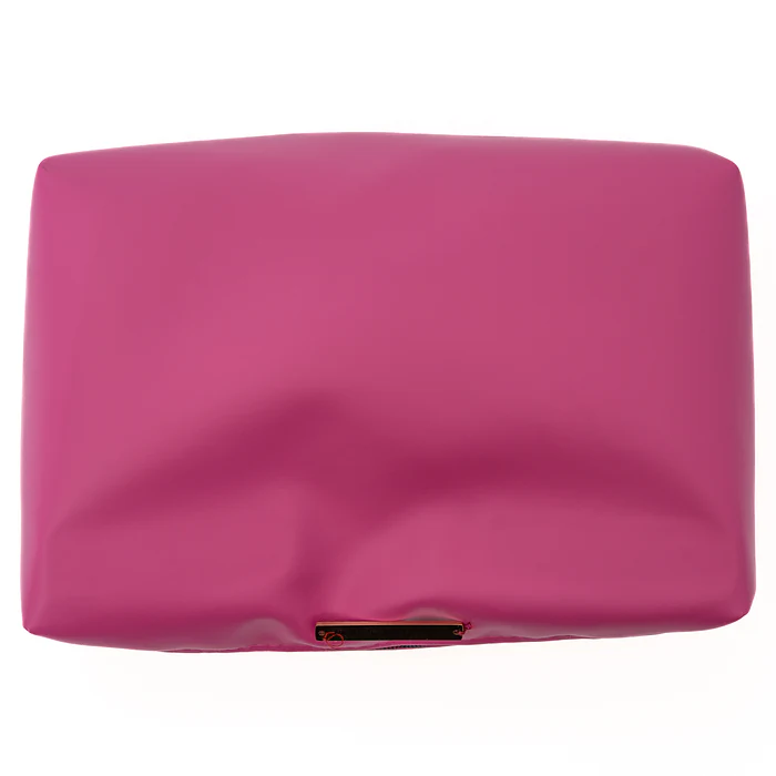 Pochette in ecopelle fucsia, sfilata dalla scocca.