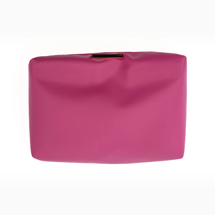Pochette in ecopelle fucsia, sfilata dalla scocca.