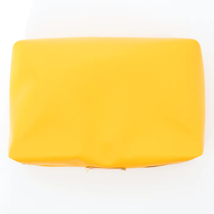 Pochette in ecopelle giallo, sfilata dalla scocca.