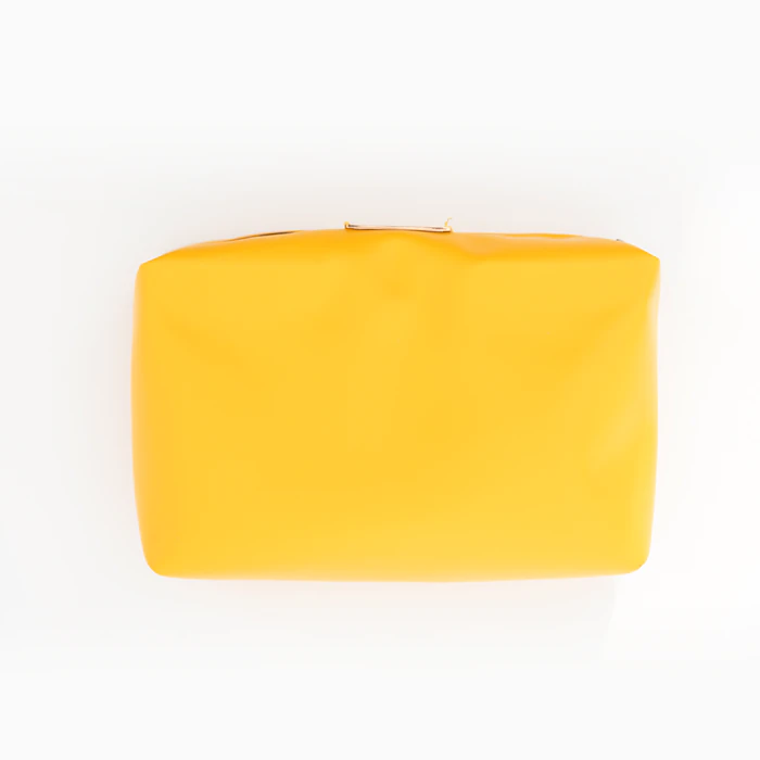 Pochette in ecopelle giallo, sfilata dalla scocca.