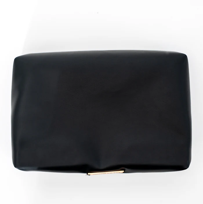 Pochette in ecopelle nero, sfilata dalla scocca.