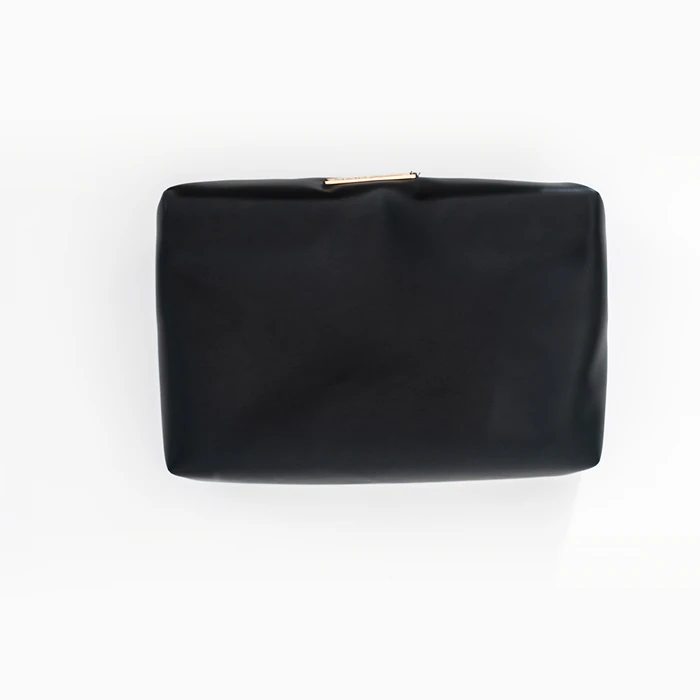 Pochette in ecopelle nero, sfilata dalla scocca.